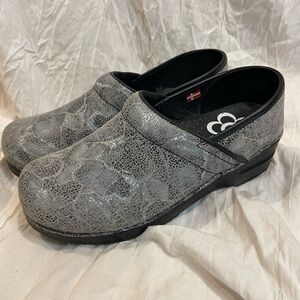 Sanita Danish Clogs Gray Floral Leather Nursing Shoes EU 38 Nurse Comfort shoes